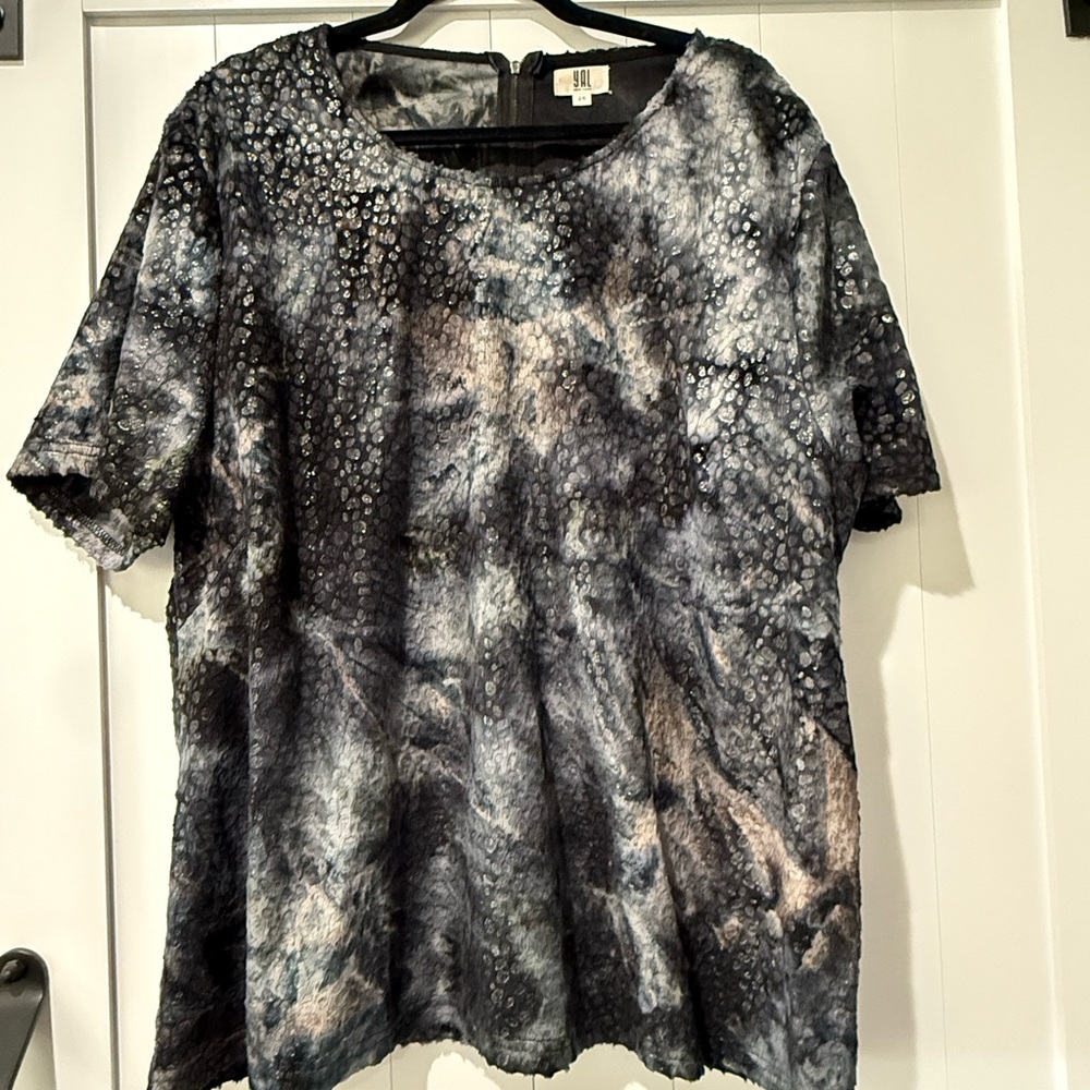 Elegant Women's Short Sleeve Top in Black and Gray
